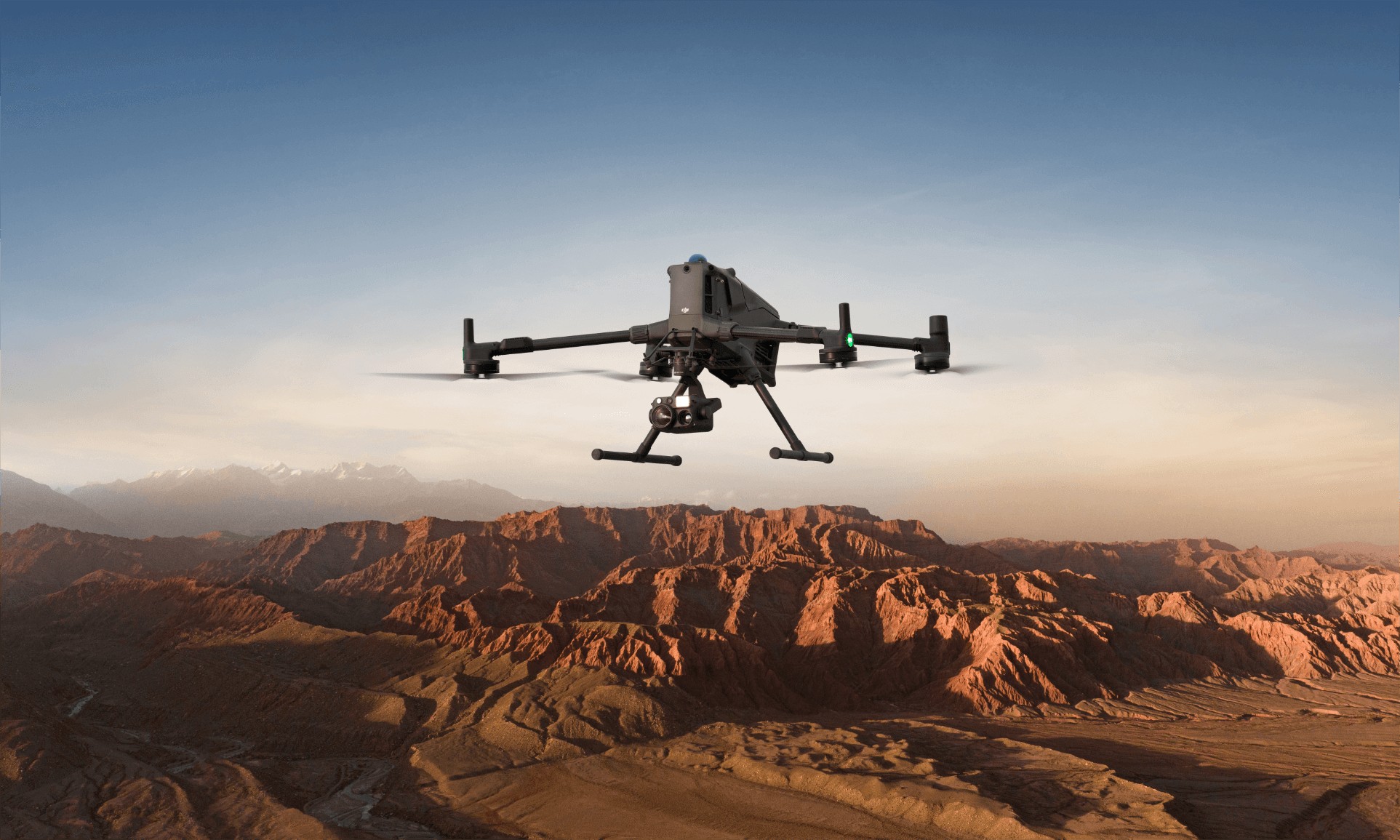 Drone DJI Matrice da Fazendas Engenharia em voo para aerolevantamento e fotogrametria